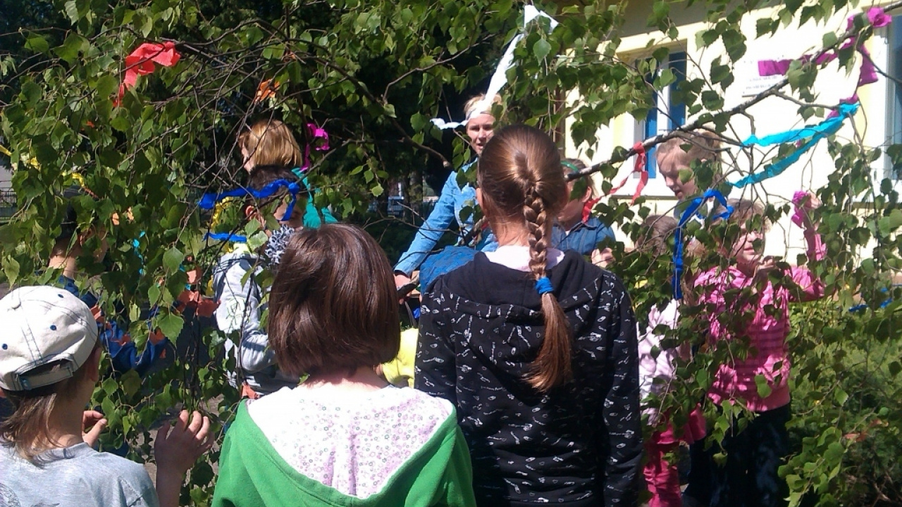 Stavanie mája v ZŠ 2014 