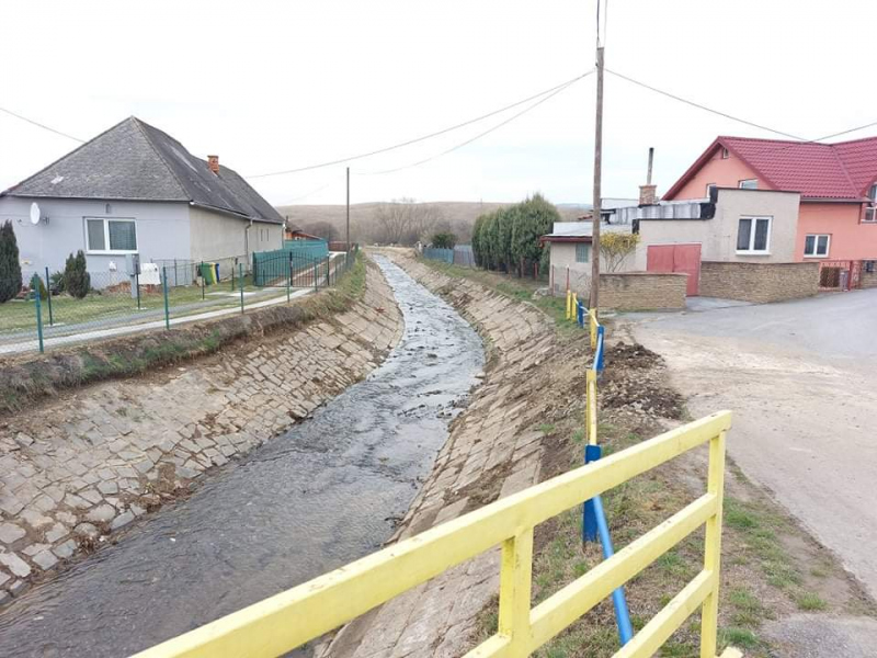 Čistenie potoka v obci 
