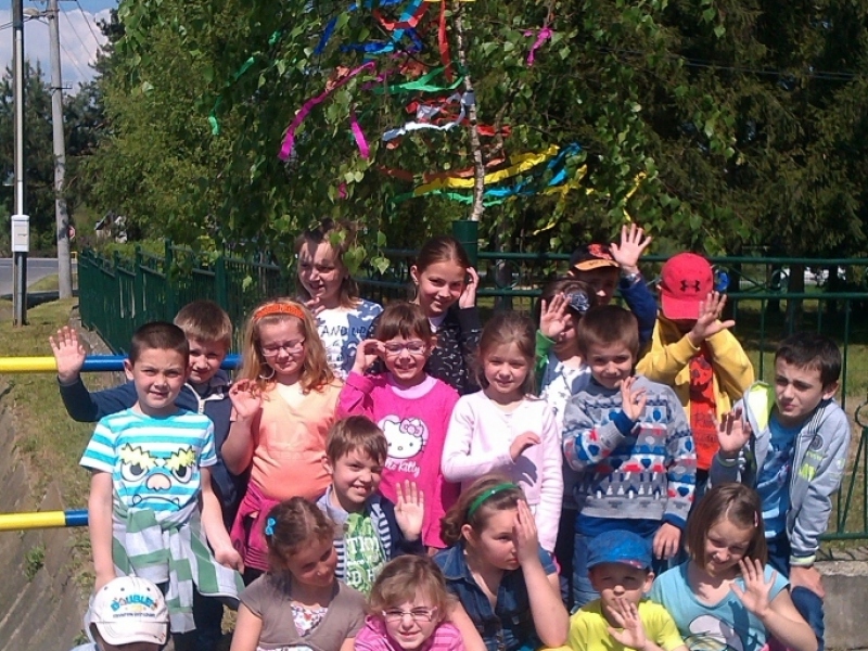 Stavanie mája v ZŠ 2014