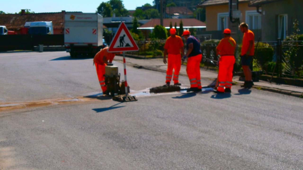 Spomaľovacie prahy a oprava miestnych komunikácií 