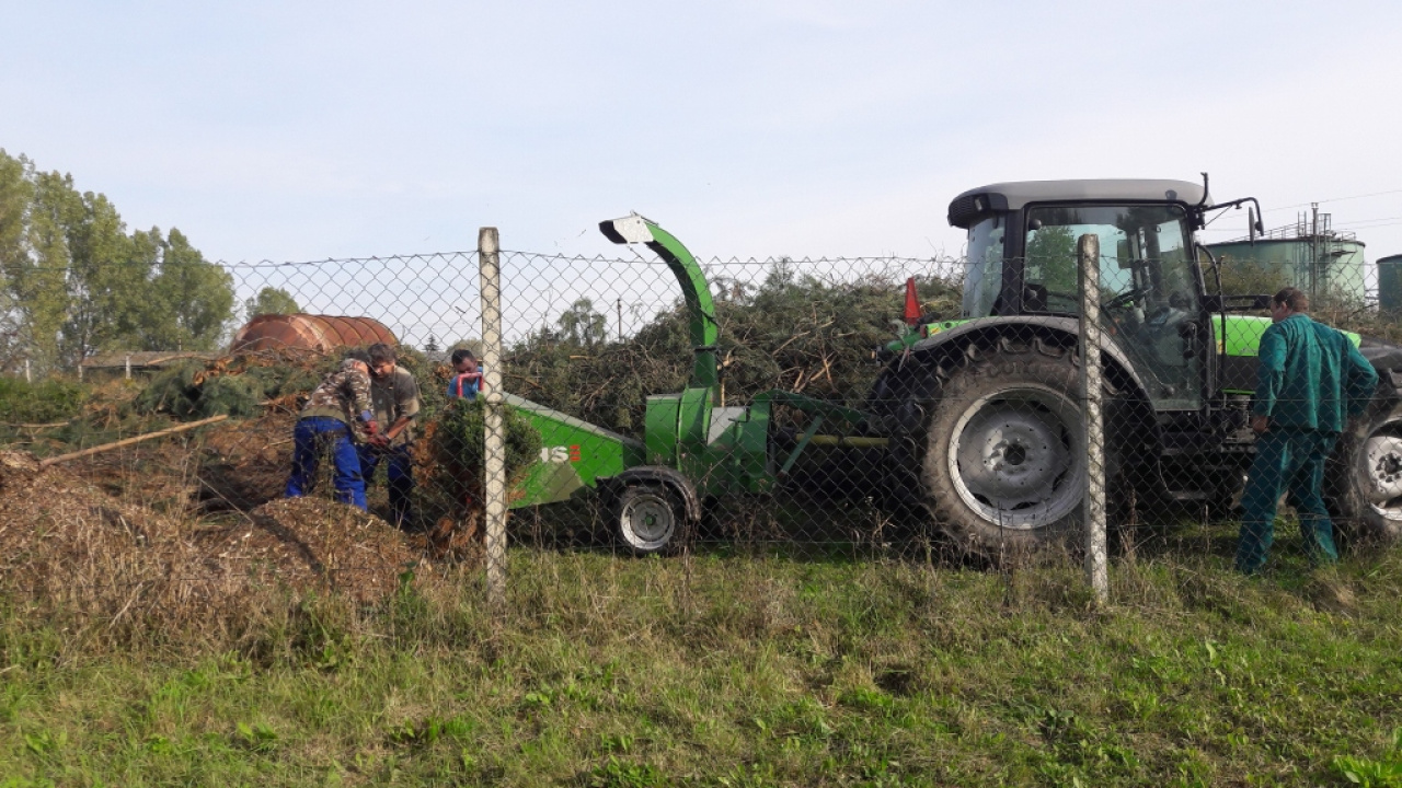 Kompostovisko - štiepkovanie konárov 2017 Kompostovisko - štiepkovanie konárov 2017