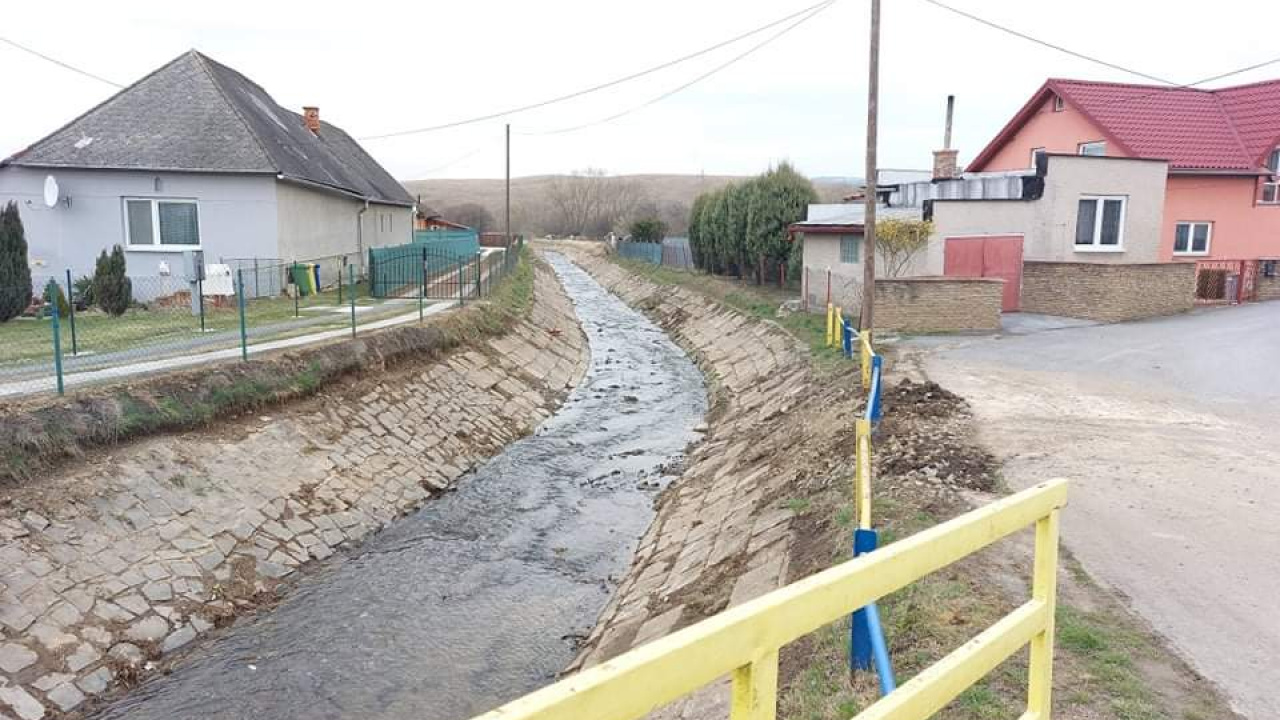 Čistenie potoka v obci 