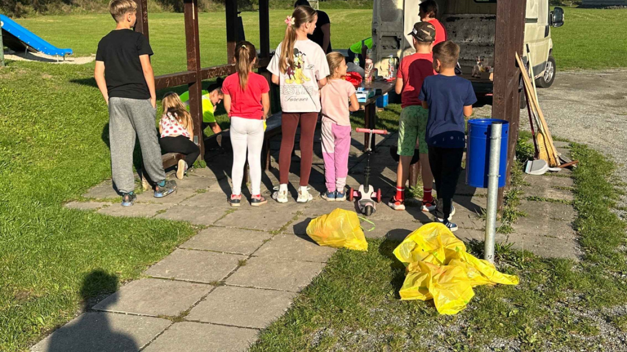 Upratovanie obce Upratovanie obce