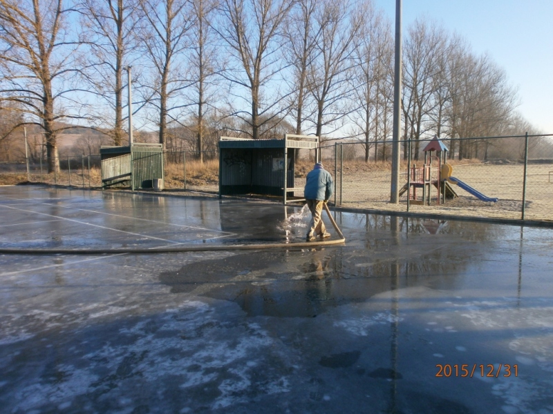 Príprava ľadovej plochy na asfaltovom ihrisku