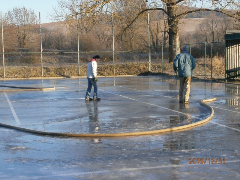 Príprava ľadovej plochy na asfaltovom ihrisku
