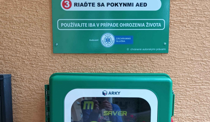 Fotka - Oznam o automatickom externom defibrilátore AED